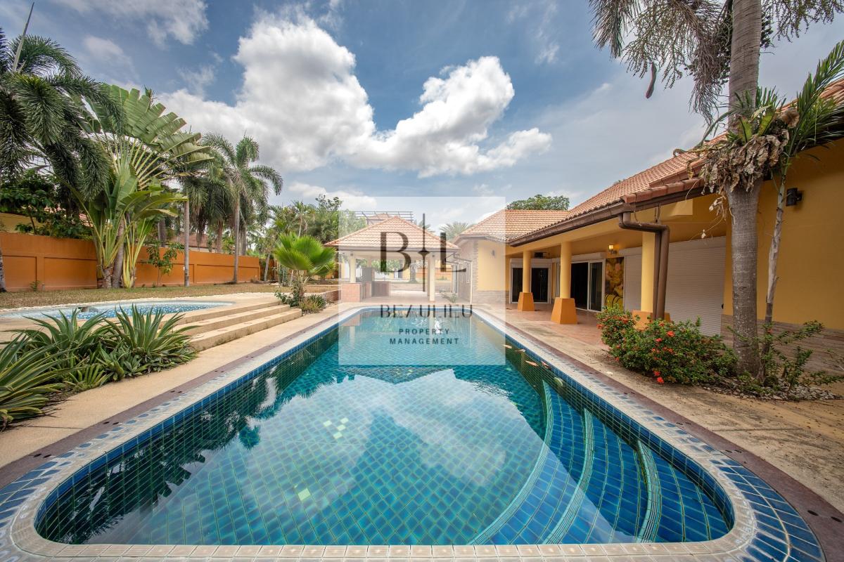 Spacious 5-Bedroom Villa on 1.5 Rai Plot | Private Pool & Jacuzzi - Huai Yai, East Pattaya