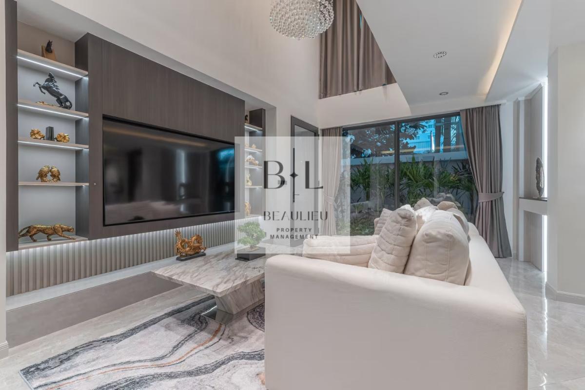 Grand 5BR Villa: Double High Ceilings | Private Pool | Resort Life - South Pattaya