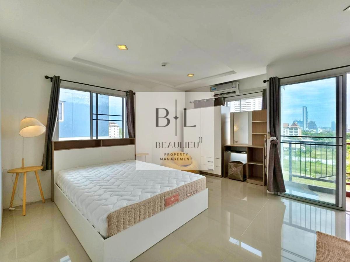 Trio Gems Condominium | Corner Unit Studio 30 SQM for Rent – Jomtien Beach